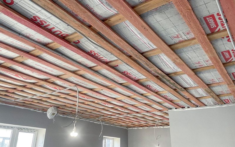 Натяжной потолок в зале 54 м2