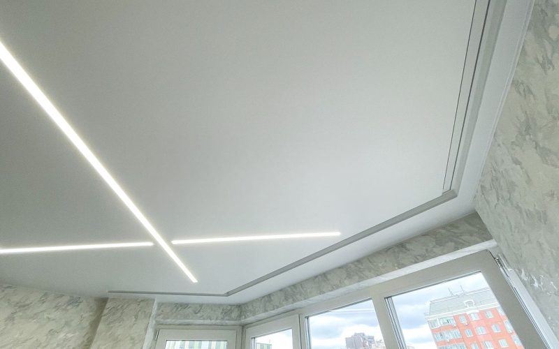 Натяжной потолок на кухне 13 м2