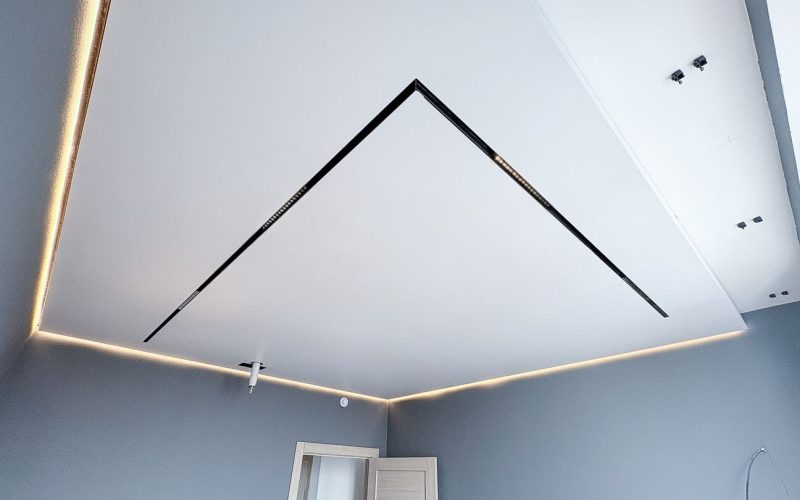 Натяжной потолок на кухне 11 м2