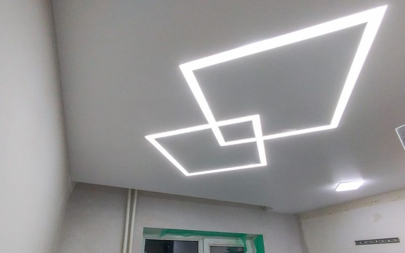 Натяжной потолок на кухне 9 м2