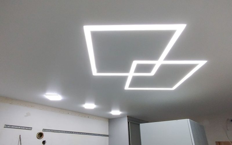 Натяжной потолок на кухне 9 м2