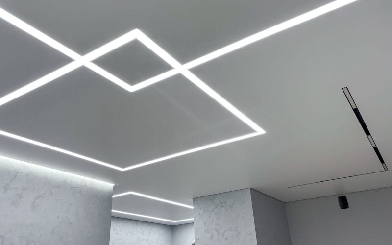 Натяжной потолок на кухне 19 м2