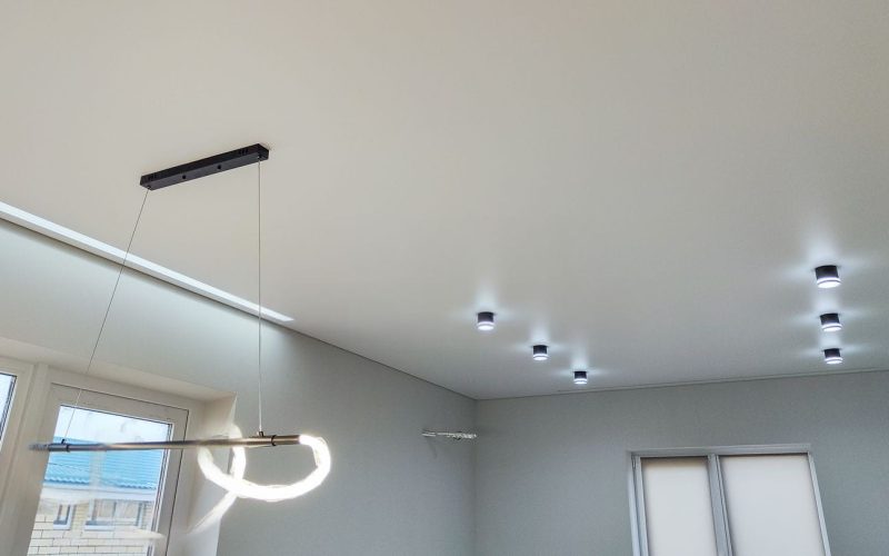 Натяжной потолок на кухне 22 м2