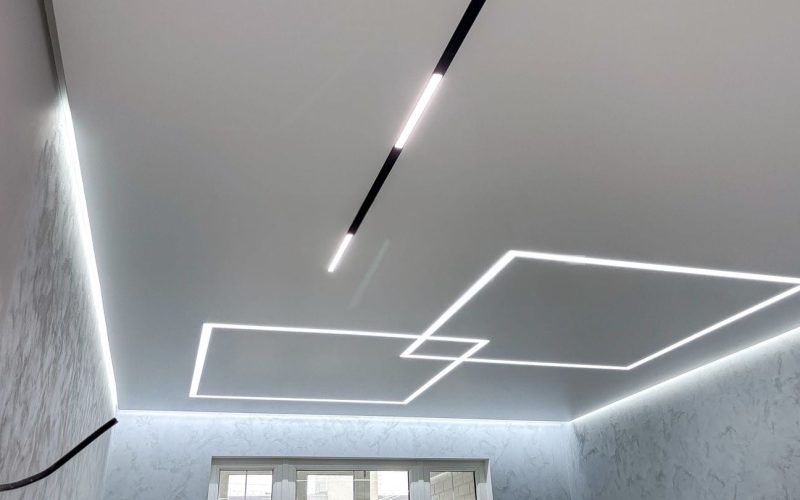 Натяжной потолок на кухне 19 м2