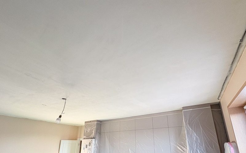 Натяжной потолок на кухне 23 м2