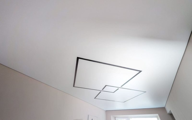 Натяжной потолок в гостиной 15 м2