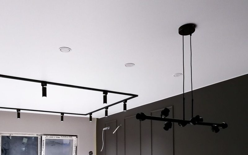 Натяжной потолок в гостиной 22 м2