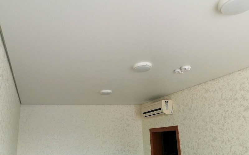 Натяжной потолок в офисе 12 м2