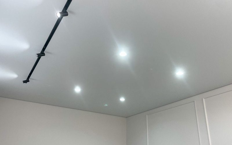 Натяжной потолок в спальне 12 м2