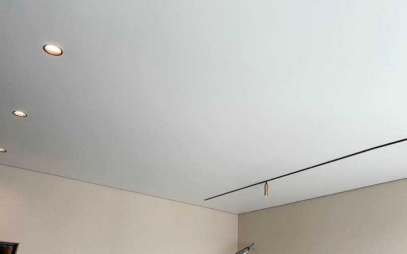 Натяжной потолок в спальне 13 м2