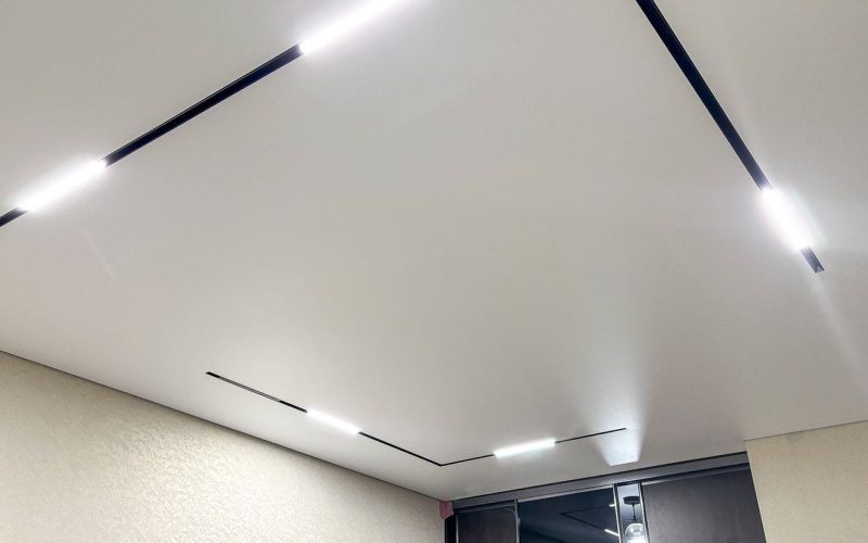 Натяжной потолок в спальне 14 м2